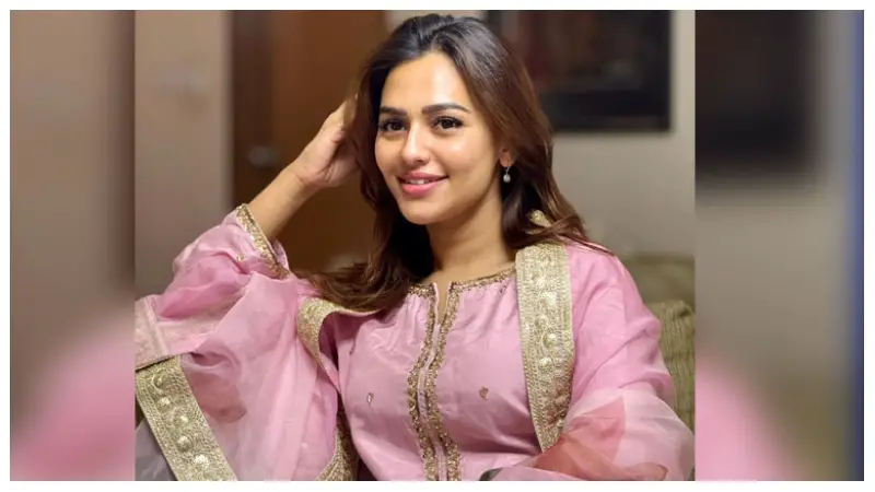 শাহজালাল বিমানবন্দর থেকে অভিনেত্রী নুসরাত ফারিয়া আটক